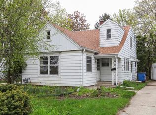 1018 E Hampton Rd, Whitefish Bay, WI 53217