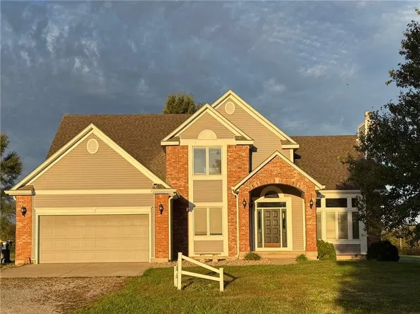 21270 Country Place Ln, Bucyrus, KS 66013