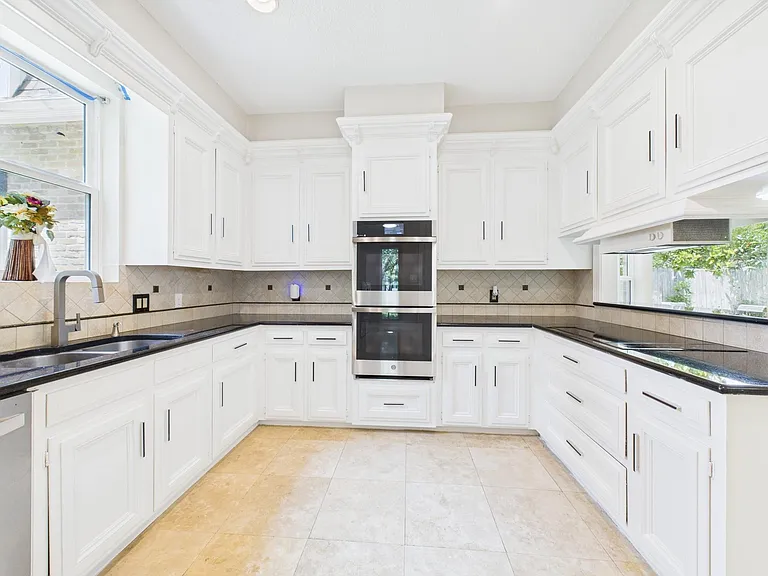 702 Daria Ct — Photo 10