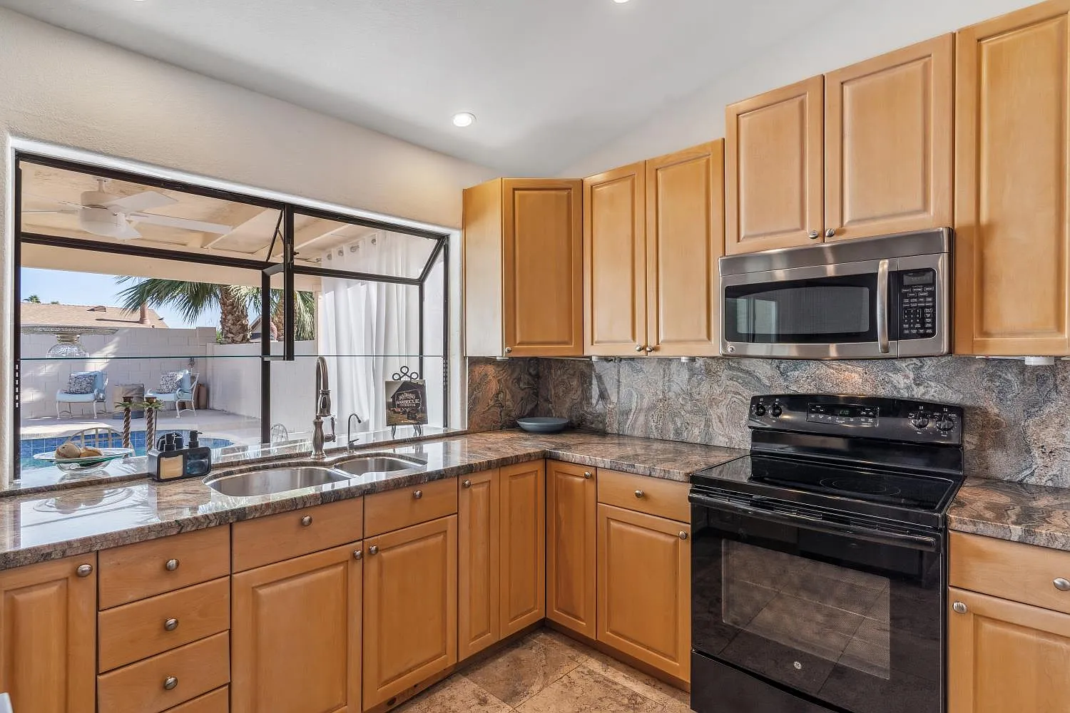1739 N Palm Dr — Photo 2