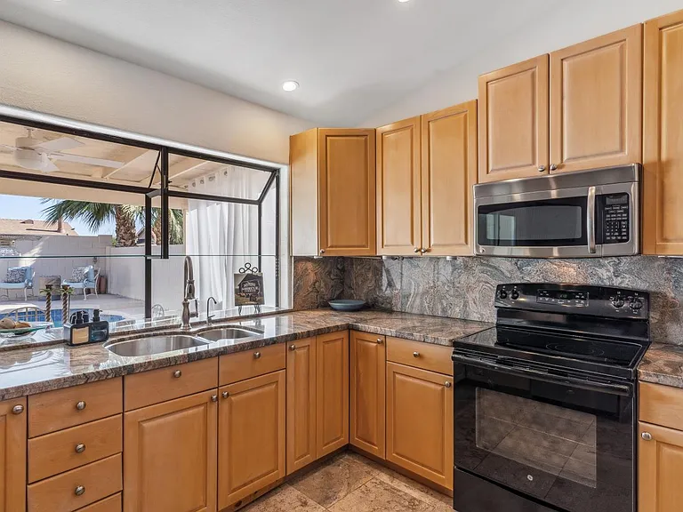 1739 N Palm Dr — Photo 2