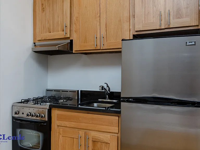 206 E 25th St #3FE — Photo 5