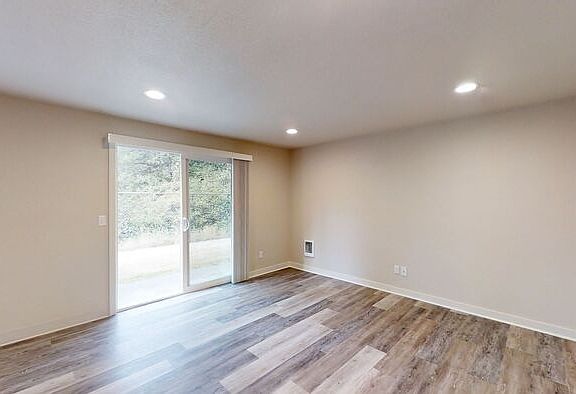 5th image of 2301 S 74th St #6