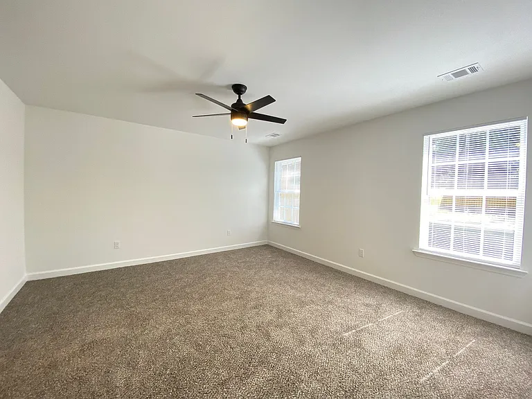 2111 S Oak St — Photo 4