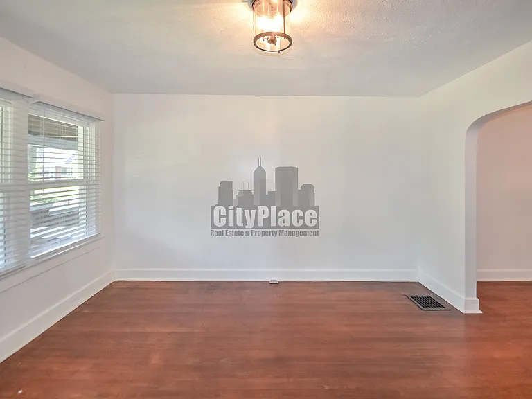 810 N Gladstone Ave — Photo 5
