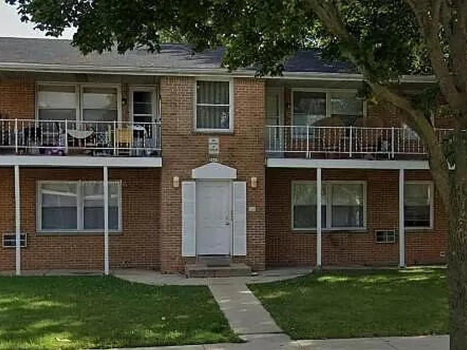 8809 W Villard Ave