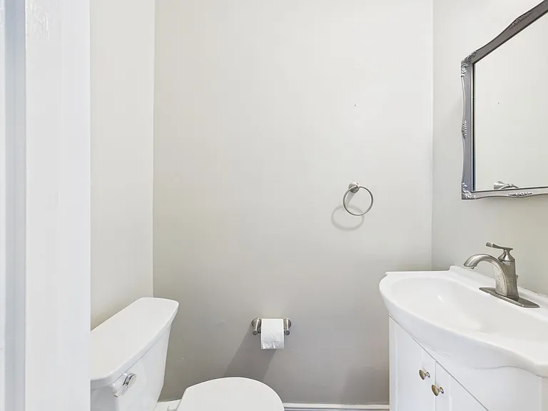 1519 Chauncey Ln — Photo 35