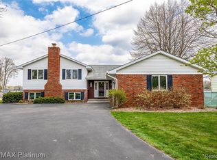 812 Holly Bush Ct, Holly, MI