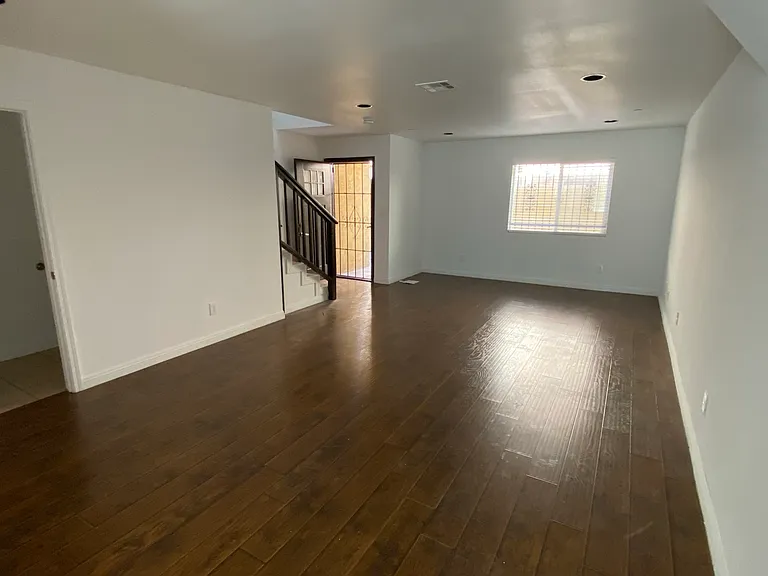 1135 W 39th Pl — Photo 10