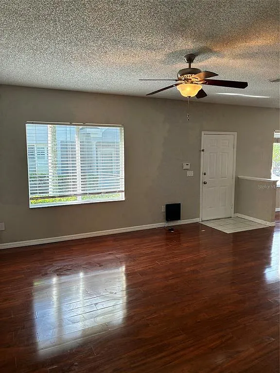 3 bed, 2.5 bath, 1364 sqft, $2,100 — Photo 3
