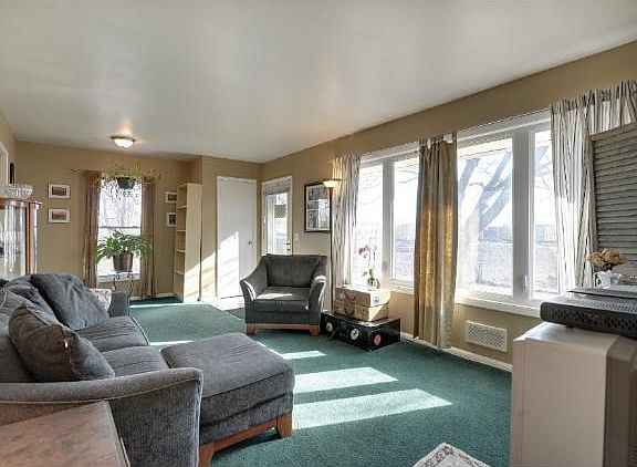 3rd image of 4655 Queen Ave N