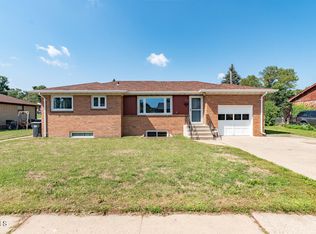 703 8th Ave NW, Mandan, ND 58554