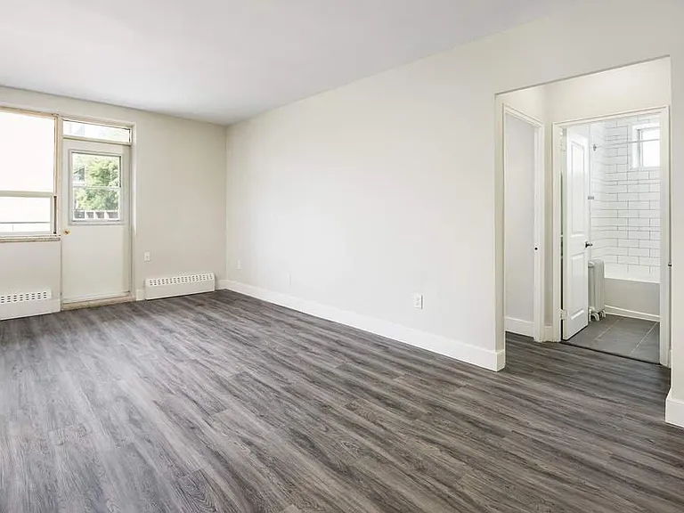 1301 Dundas St W — Photo 12
