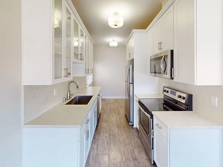 Windsor Place Apartments — Photo 12