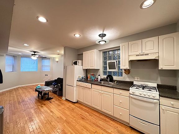 4th image of 1326 N Claremont Ave #M00r