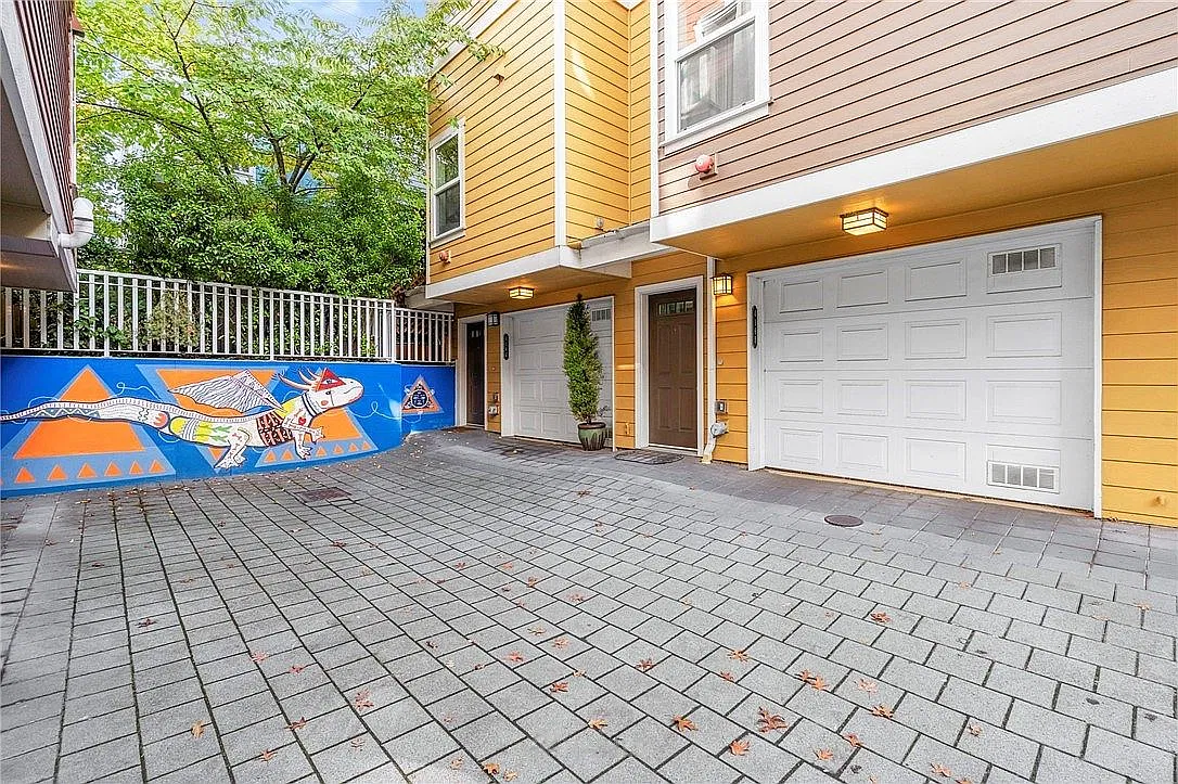 3 bed, 1390 sqft, $4,699 — Photo 2