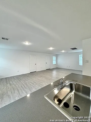 9256 James Bowie — Photo 3