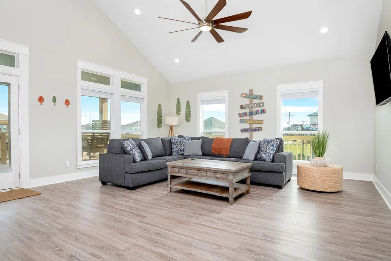 3 bed, 3.0 bath, 1517 sqft, $2,722 — Photo 1