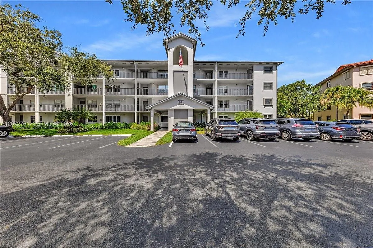 Cambridge At Century Vill — Photo 1