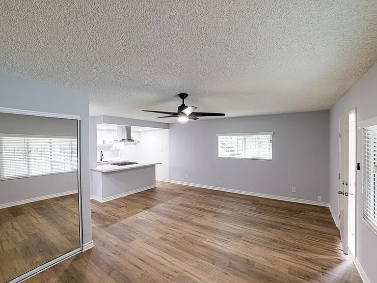 Stratford Apartments — Photo 9