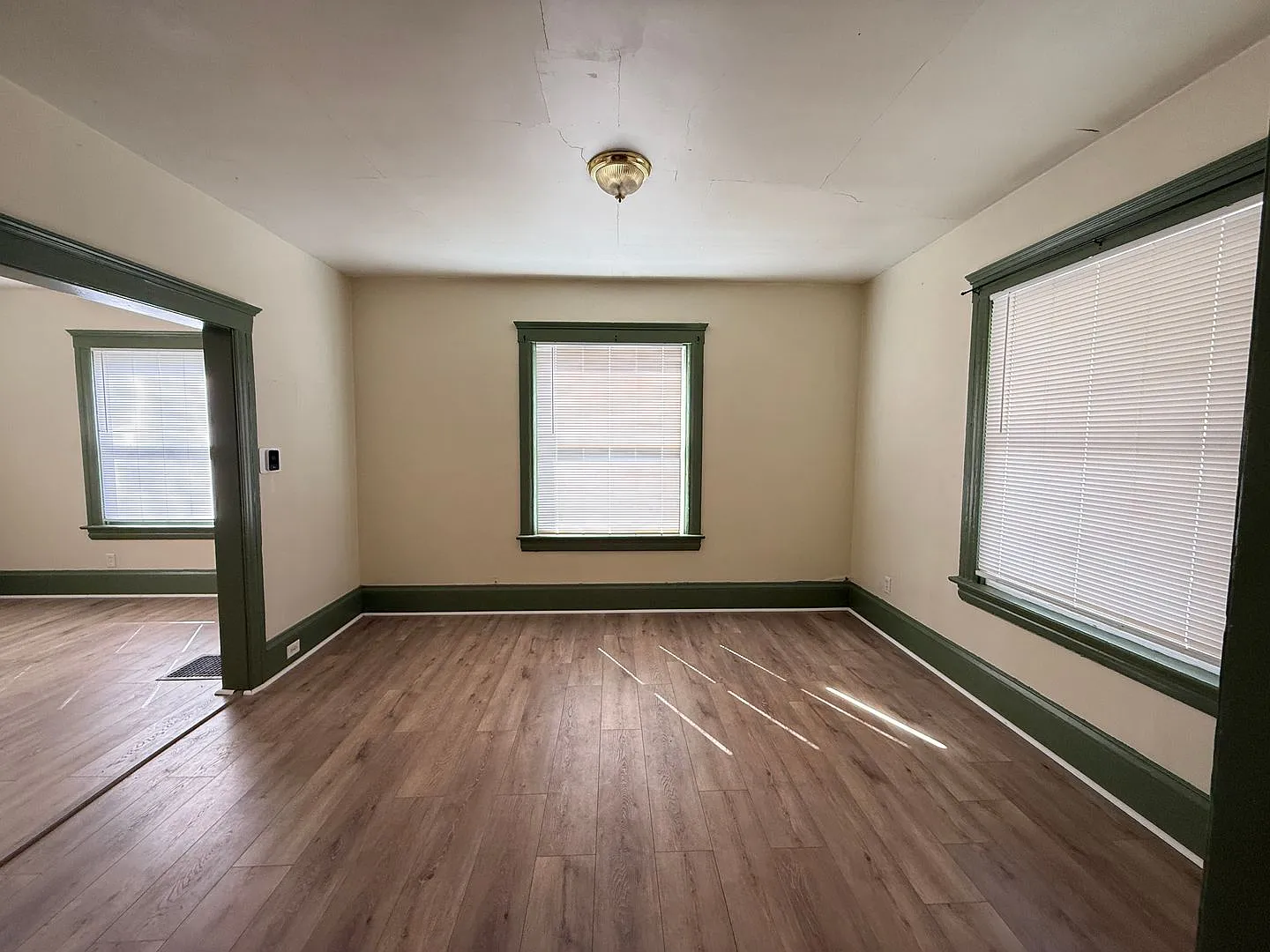 Charming 3-Bedroom Home Near Cascades & Ella Sharp Parks — Photo 4