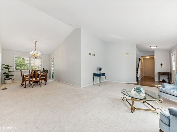 4th image of 340 Buckthorn Ln