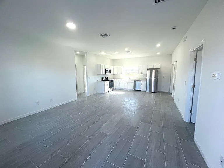 750 Newhall St E — Photo 2