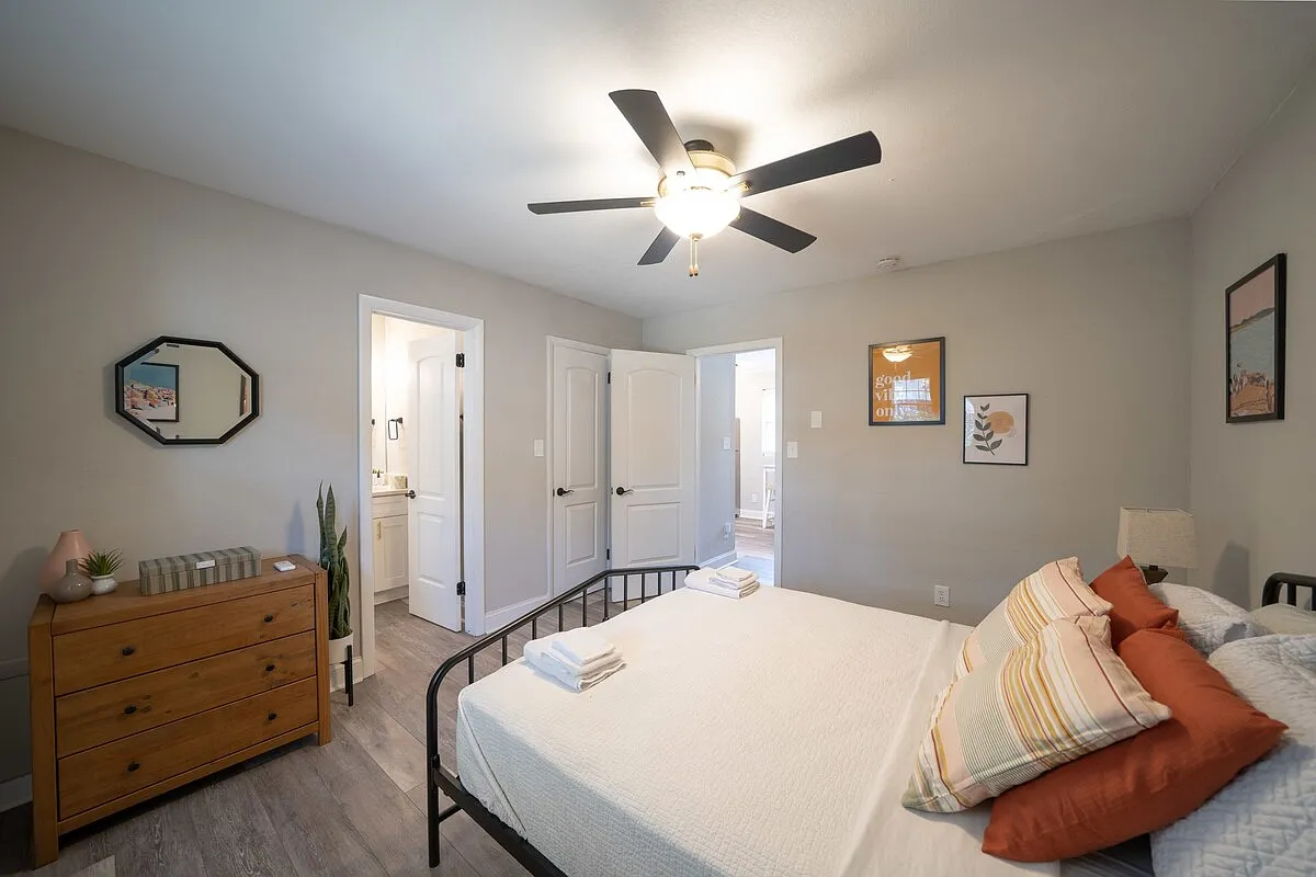 1 bed, 400 sqft, $2,100 — Photo 1