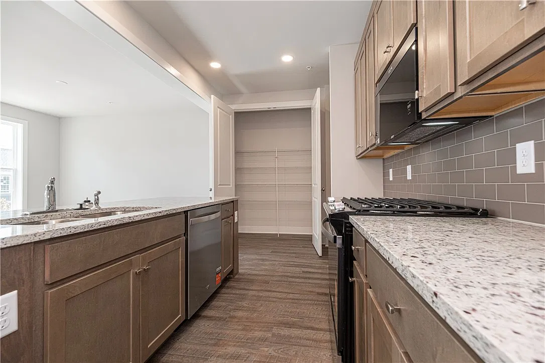 3 bed, 3.5 bath, 2157 sqft, $3,100 — Photo 4