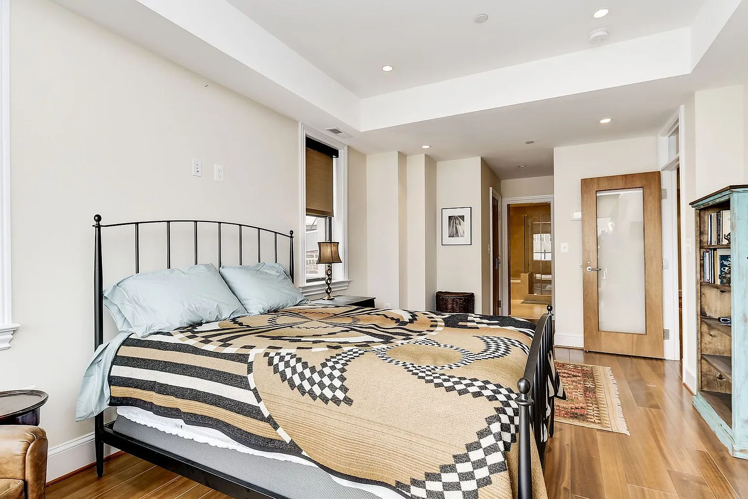 2 bed, 2.5 bath, 1776 sqft, $11,556 — Photo 4