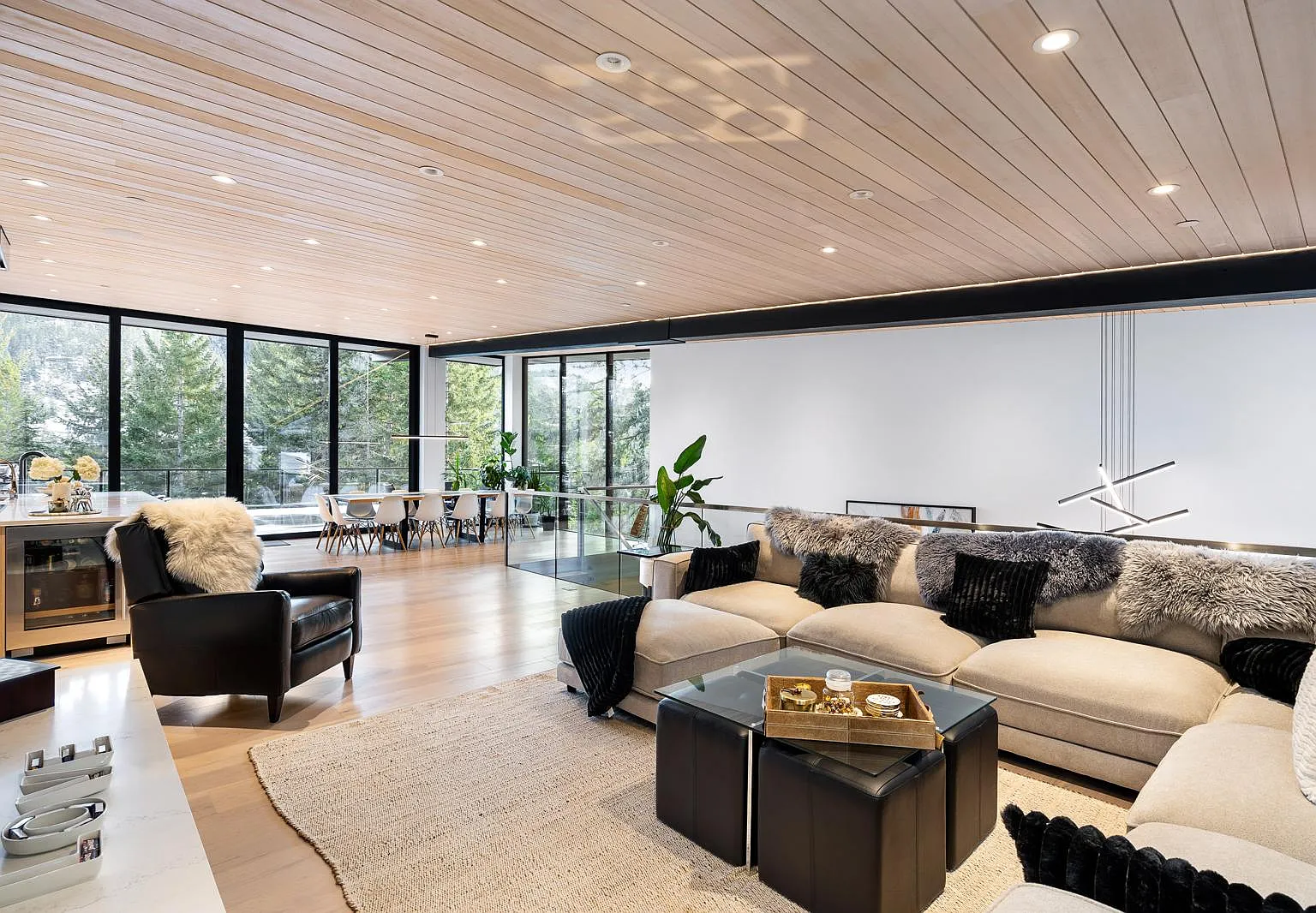 Exclusive 5-Bedroom Mountain Estate for a Winter Rental — Photo 3
