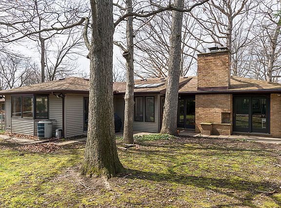 2nd image of 2140 Runnymede Blvd