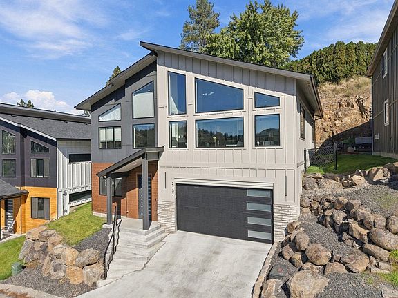 3rd image of 2107 E Turnberry Ln