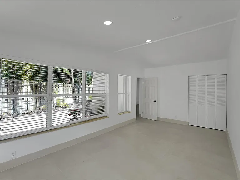 812 NE 4th Ave — Photo 11