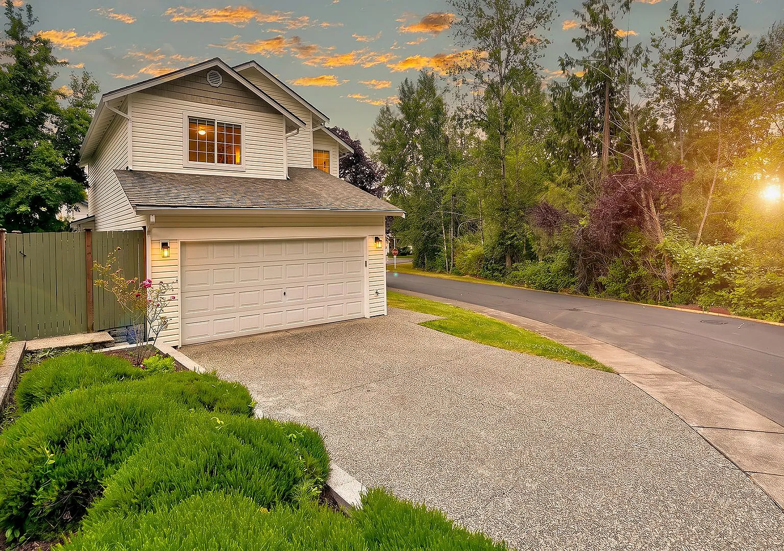 **Move-In Special** Beautiful 3bd/2.5bth home in Lake Stevens w/ Lake access!! — Photo 1