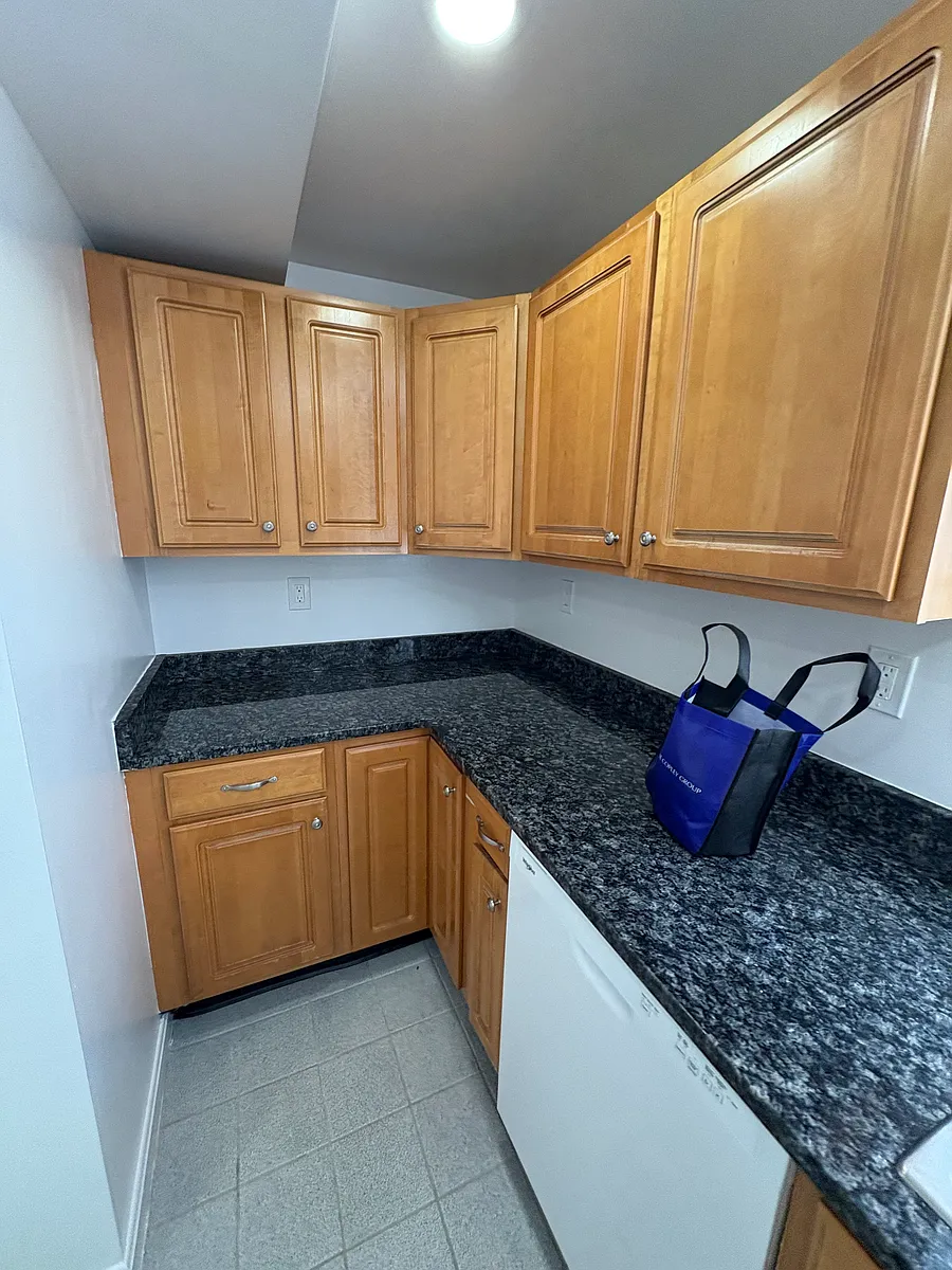 Building Photo - 32 Queensberry St #3