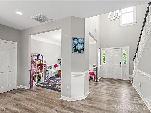5th image of 4519 Crownvista Dr