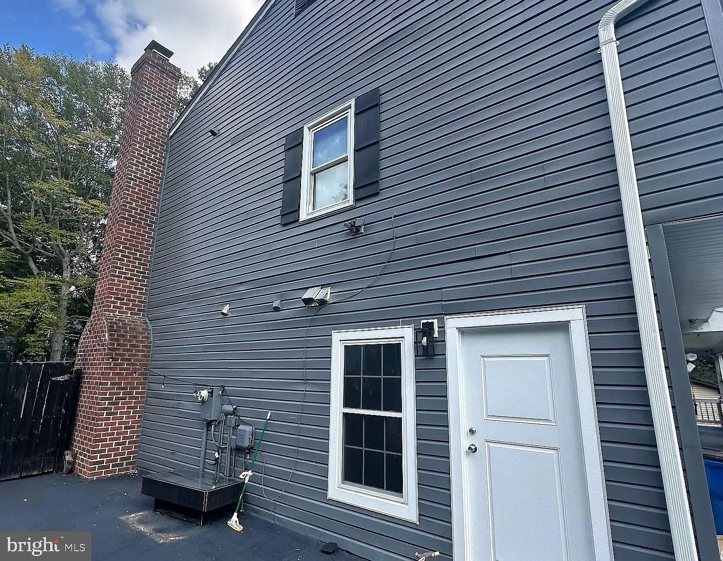 2 bed, 1.0 bath, 2563 sqft, $1,800 — Photo 1