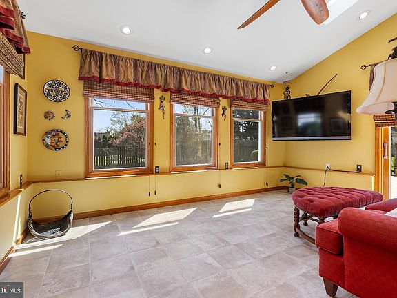 5th image of 907 Arran Rd