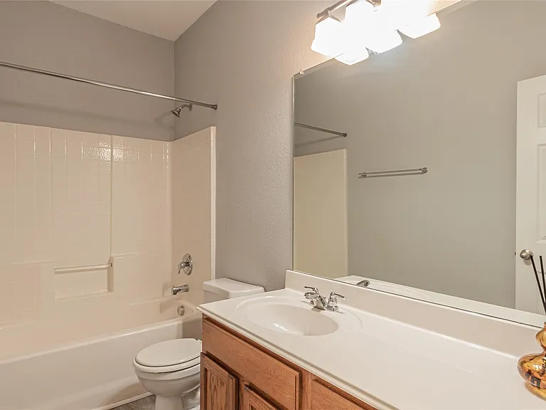 704 Cedar Cove Dr — Photo 3