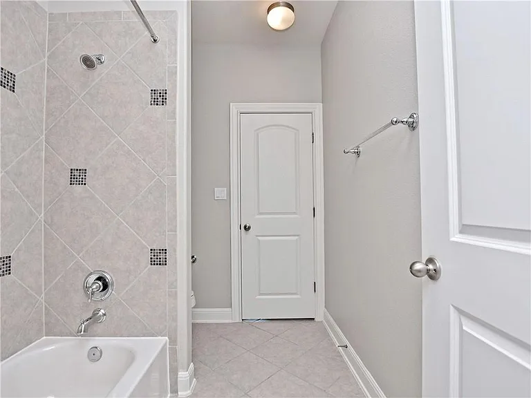 2208 Legend Hill Dr — Photo 24