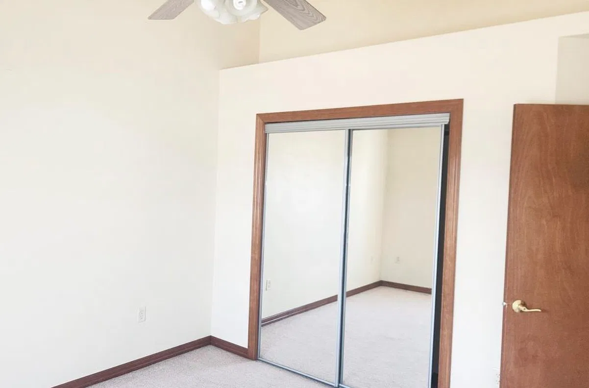 4 bed, 2.5 bath, 2400 sqft, $2,400 — Photo 2