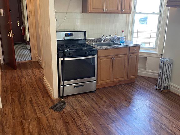 5th image of 923 42nd St