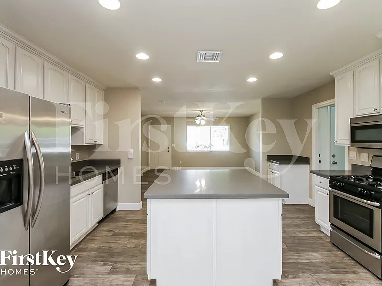 1001 E Seldon Ln — Photo 6