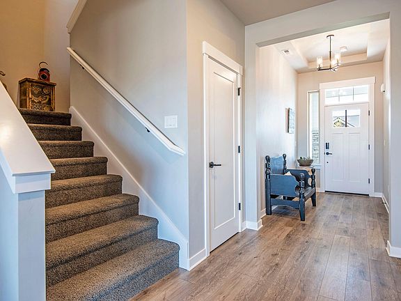 5th image of 1055 NE Henry Dr