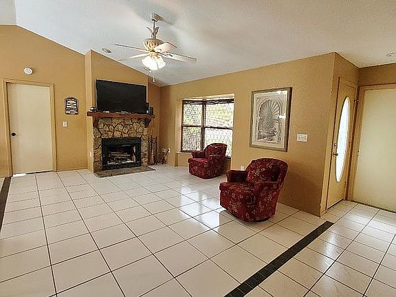 4th image of 312 South Dr