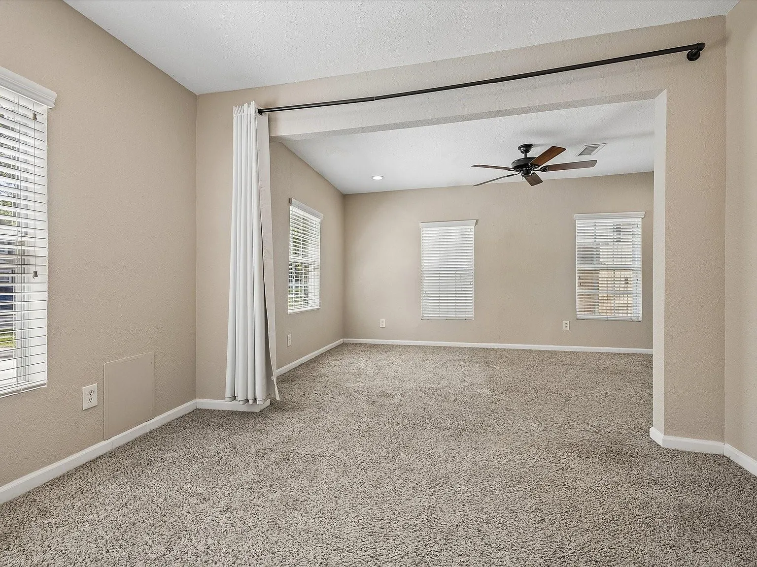 5 bed, 3.5 bath, 3044 sqft, $4,200 — Photo 4