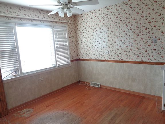 3rd image of 14421 S Bensley Ave