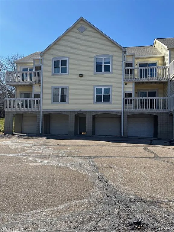 Building Photo - 2225 S Huron Pkwy #2