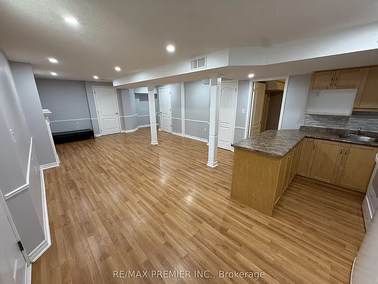 54 Castlepoint Dr #LOWER — Photo 6